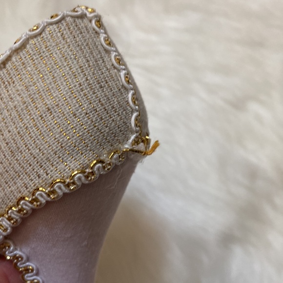 Vintage shoe ring holder! Cute gold thread detail. - Picture 3 of 5